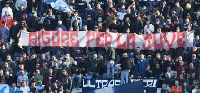 Ironia Napoli: dopo fallo su Insigne esposto lo striscione 'Rigore per la Juve'