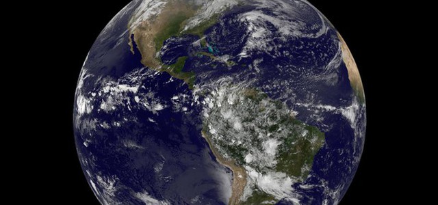 La Terra avvolta da una nube di rifiuti spaziali