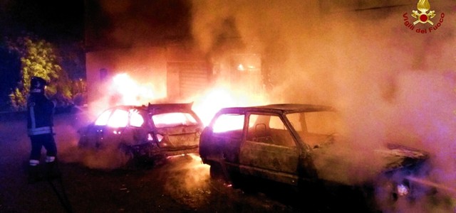 Nove auto in fiamme nella notte, probabile incendio doloso