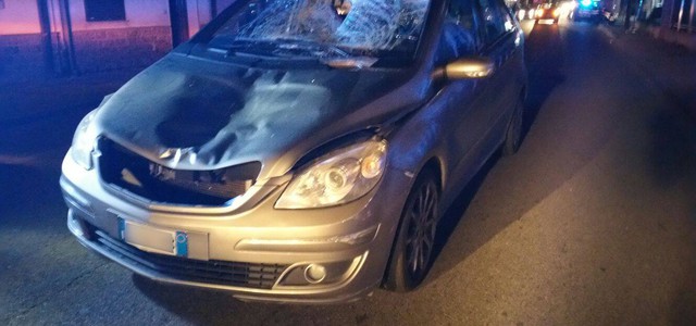 Investiti da un'auto mentre escono dal cinema, muore 43enne