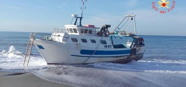 Motopeschereccio in avaria nel Catanzarese, barca salvata da Vigili del fuoco e Guardia Costiera 