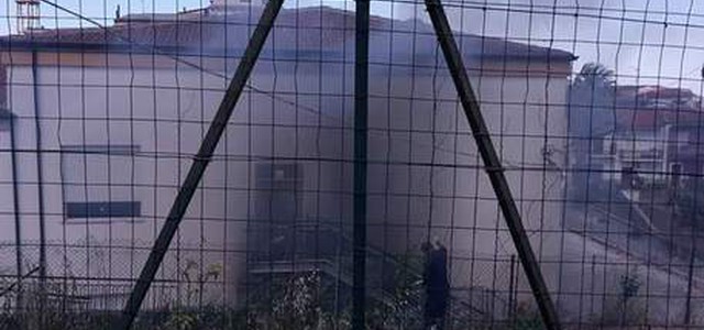 Scuola incendiata nel crotonese, per il sindaco è doloso: "Viene da mandare tutti a quel paese"