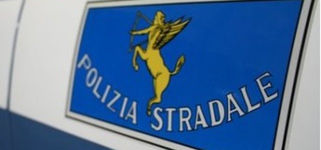 Perde i sensi alla guida dell'auto, salvato dalla polizia