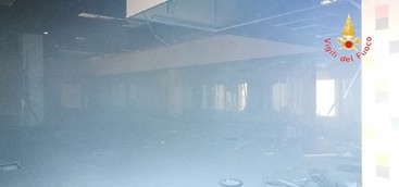 Incendio agli ex capannoni Standa in località Fortuna a Catanzaro