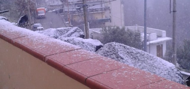 In barba alle previsioni nevica a Catanzaro