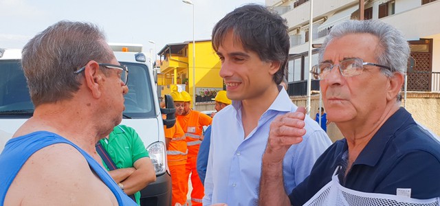 Avviata la demolizione di uno "storico" manufatto abusivo sul Lungomare di Gallico