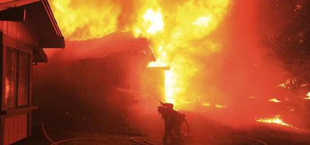 Usa: almeno 10 morti in incendio California, oltre 20 mila evacuati