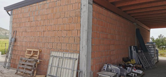 Sequestrate costruzione abusiva e derrate avariate nel Crotonese