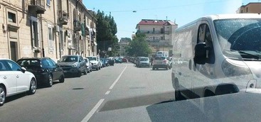 A Lido è gara al parcheggio estremo: a via Torrazzo una corsia stradale diventa posto auto
