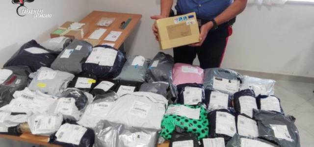 Rubava pacchi e lettere da ufficio smistamento posta, arrestato