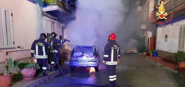 Auto in fiamme a Botricello