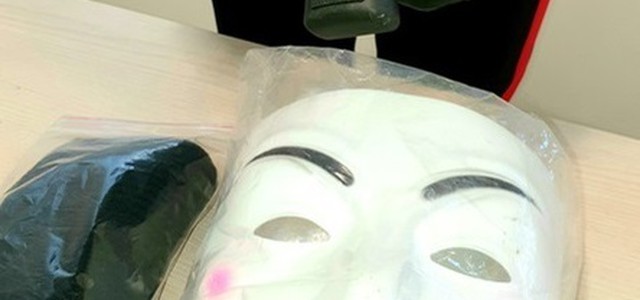 Indossa maschera di  "V per Vendetta" e rapina una donna. Arrestato.
