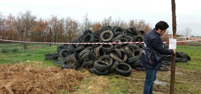 'Montagna' di pneumatici vecchi abbandonati nel Cosentino