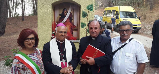 Mons. Bertolone benedice la posa di un’icona raffigurante San Giobbe