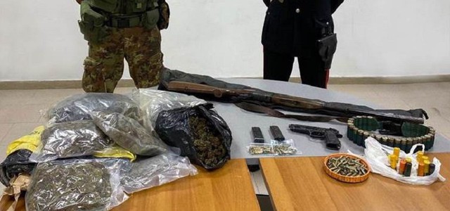 Arsenale di armi, droga e refurtiva: tre persone deferite