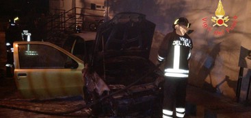 Auto in fiamme nel Catanzarese, paura per residenti ma nessun danno