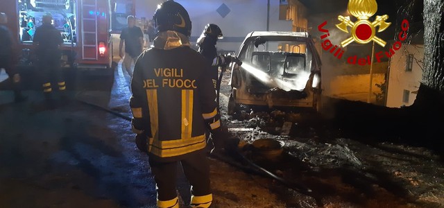 Auto distrutta dalle fiamme nel Catanzarese (FOTO)