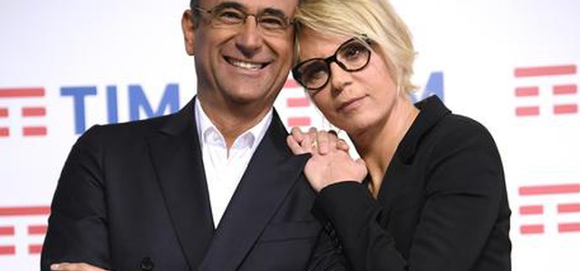 De Filippi, fotografata neanche fossi Belen