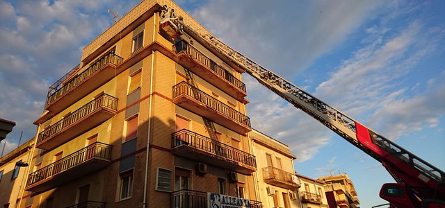 Cornicione pericolante a Lido, intervengono i vigili del fuoco