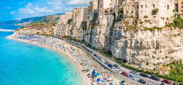 Boom di visitatori in Calabria per il weekend di Pasqua 2025: +70% di traffico aereo rispetto al 2024