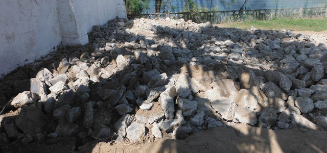 Demoliti manufatti realizzati abusivamente in un’area vicino al mare a Capocolonna