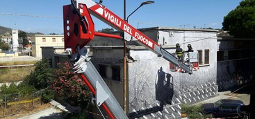 Pezzi di cornicione dall'ex mercato di Lido, intervengono i vigili del fuoco (VIDEO)