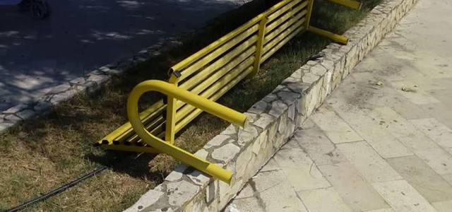 Ancora panchine divelte sul lungomare