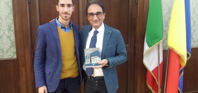 Abramo accoglie a Palazzo De Nobili il giovane autore Lepera
