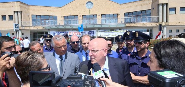 Oliverio: "Aeroporto Crotone sarà riaperto e rilanciato"