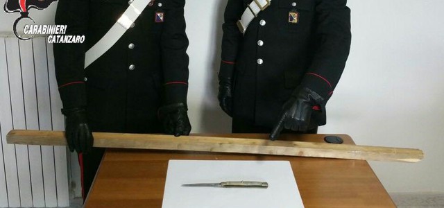 Tenta di accoltellare i suoi tre figli: arrestato un 71enne nel Catanzarese