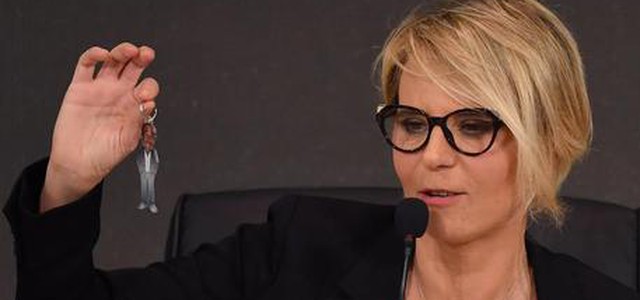 De Filippi in hotel con la febbre a 38