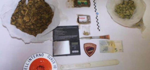 Crotone, droga in un foro ricavato nella parete: un arresto