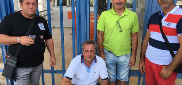 S'incatena davanti a centrale Enel
