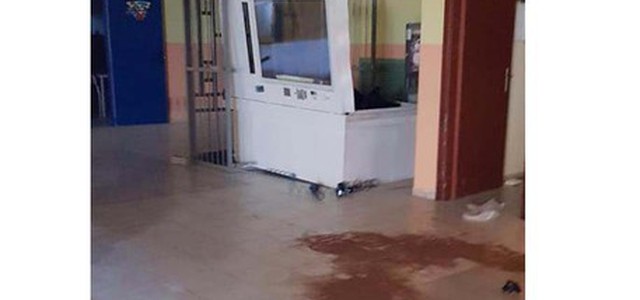 Vandali danneggiano scuola nel Crotonese