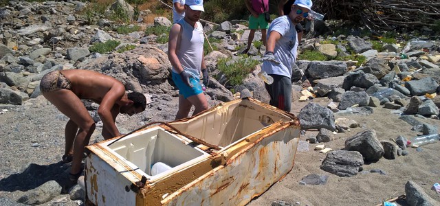 Tappa a Cala Jankulla, spiaggia tra Seminara e Bagnara, per la prima sosta di “Ricicla Estate”