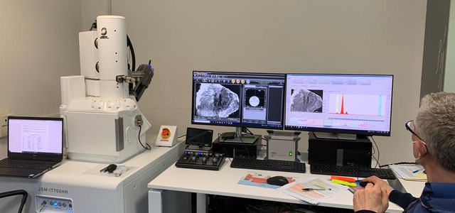Nuovo microscopio elettronico a scansione per il Centro Geologia e Amianto dell’Arpacal