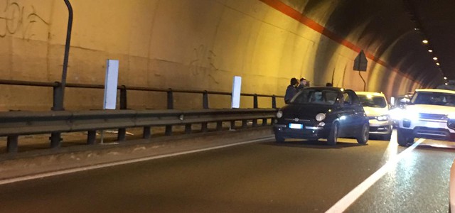 Flash: tamponamento in galleria a Catanzaro, traffico fermo