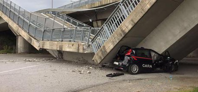 Cavalcavia crolla su auto dei carabinieri, illesi