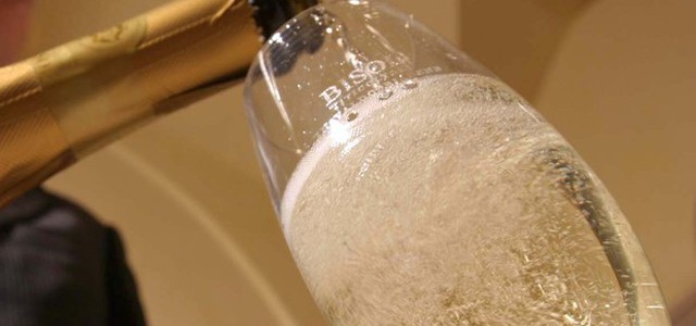 Per la stampa inglese il Prosecco "rovina il sorriso", scoppiano le polemiche