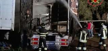 In fiamme autocarro ed auto nel Vibonese