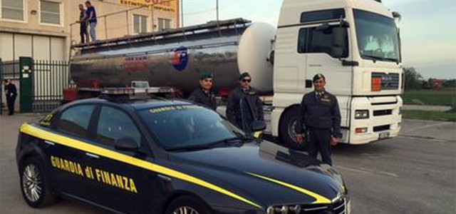 Trasporto gasolio irregolare, tre denunce