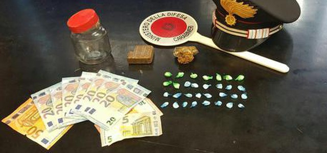 Sorpresi a spacciare, 4 arresti