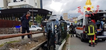 Incidente nel Catanzarese, auto si ribalta e conducente resta incastrato (FOTO)