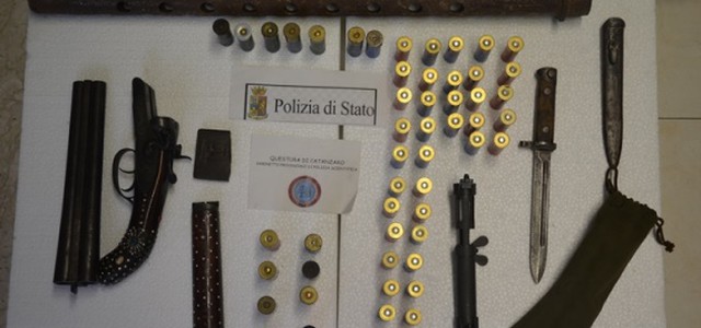 Detenzione abusiva di armi, furto e sostanze stupefacenti: in manette 49enne