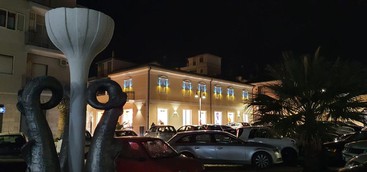 Contro la guerra in Ucraina l'ex Dogana di Catanzaro Lido si illumina di giallo e blu