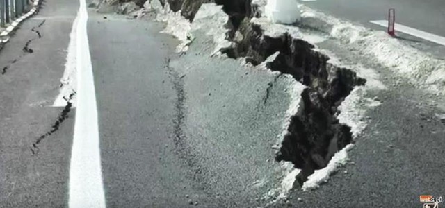 Crolla tratto di strada sulla statale 106 nel Catanzarese (VIDEO)
