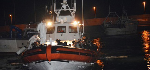 Migranti: polizia arresta tre scafisti