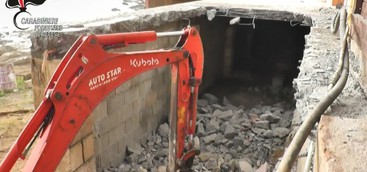 Abbattuto manufatto abusivo sulla spiaggia Le Castella