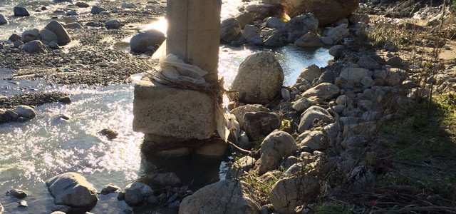 Strada di accesso alla vasca Simeri, un serio pericolo anche per l’incolumità pubblica