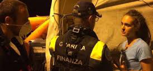 La Sea Watch attracca a Lampedusa, arrestata la Capitana